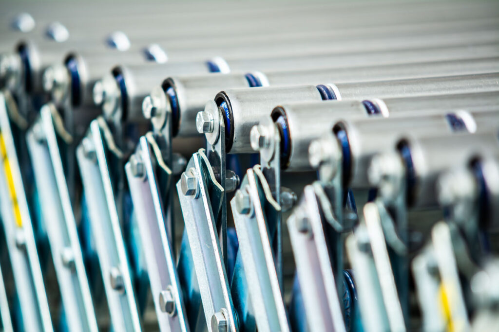 elastyczny przenośnik rolkowy w zakładzie produkcyjnym — fotografia przemysłowa Wrocław