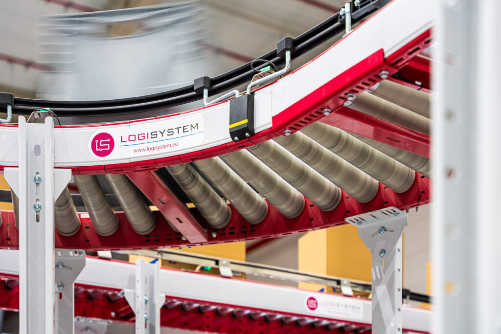 automatyczne przenośniki pojemnikowe – fotografia przemysłowa Wrocław