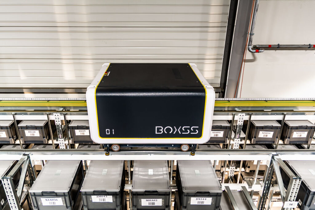 automatyczny robot magazynowy na torze z pojemnikami – fotografia przemysłowa Wrocław