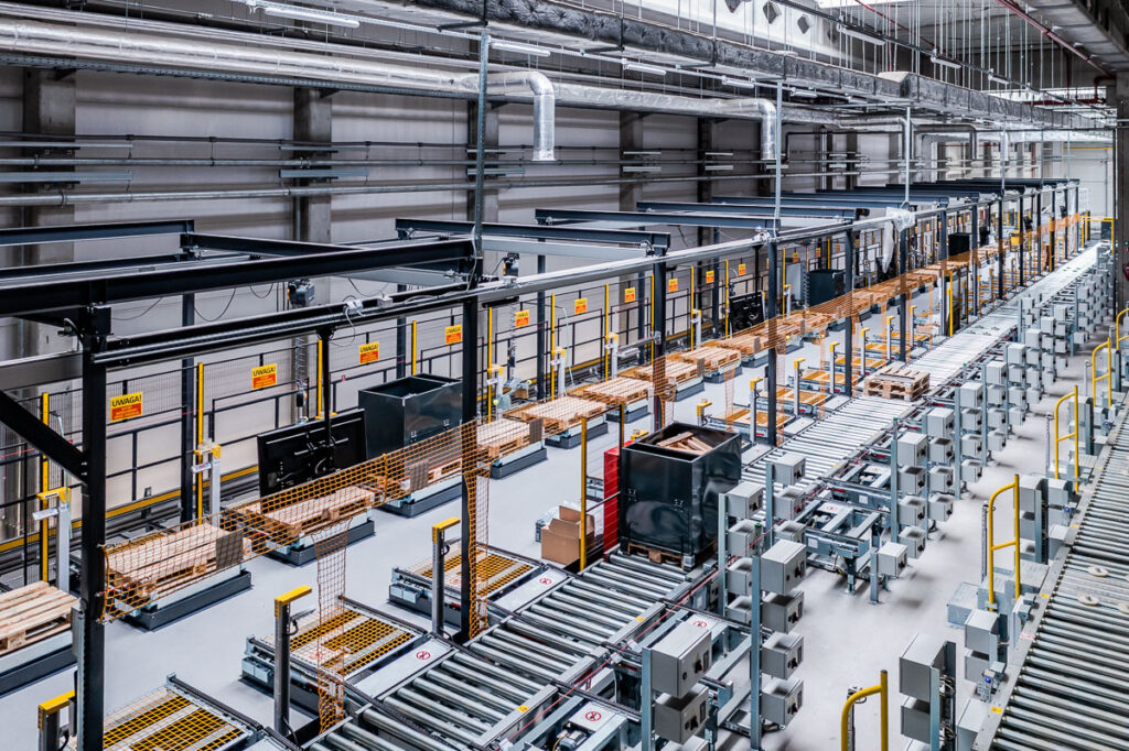system automatyki magazynowej z przenośnikami i stacjami załadunku – fotografia przemysłowa Wrocław