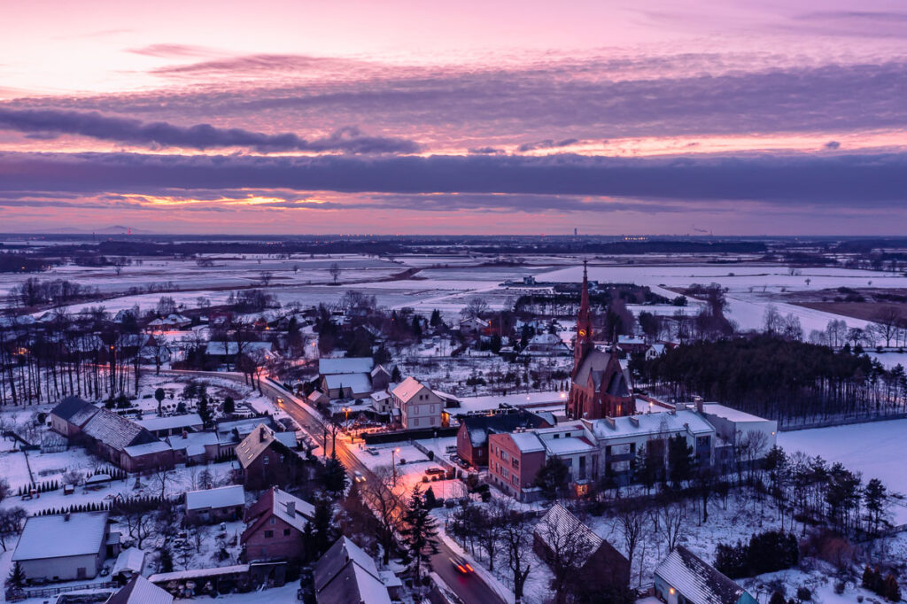 Zimowy krajobraz z kościołem w tle – Chrzastawa z lotu ptaka - Fotografia z Drona Wrocław