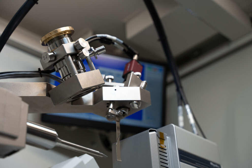 detal precyzyjnej maszyny przemysłowej w laboratorium – fotografia przemysłowa Wrocław