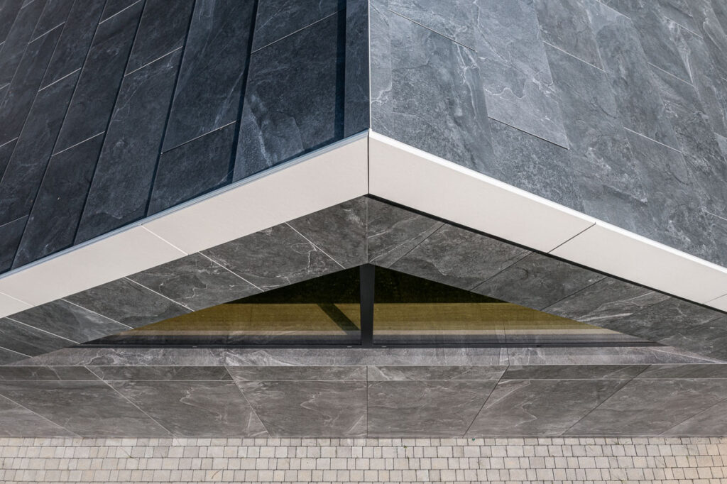 Nowoczesny szczyt dachu domu jednorodzinnego wykończony grafitowymi płytami elewacyjnymi - Fotografia Architektury Wrocław