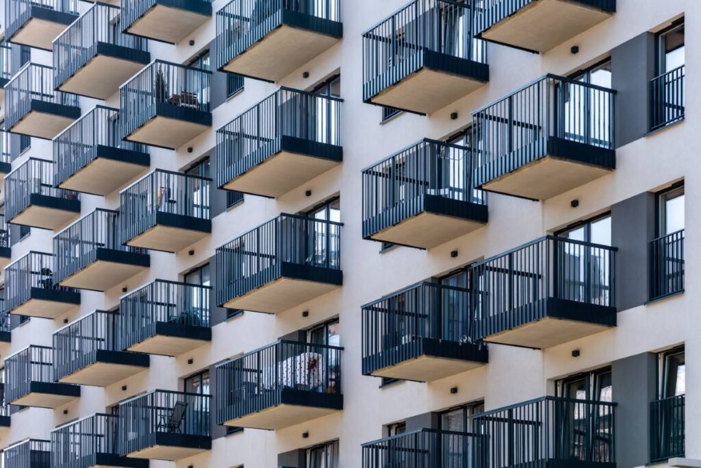 Nowoczesna elewacja apartamentowca z rytmicznym układem balkonów - Fotografia Architektury Wrocław