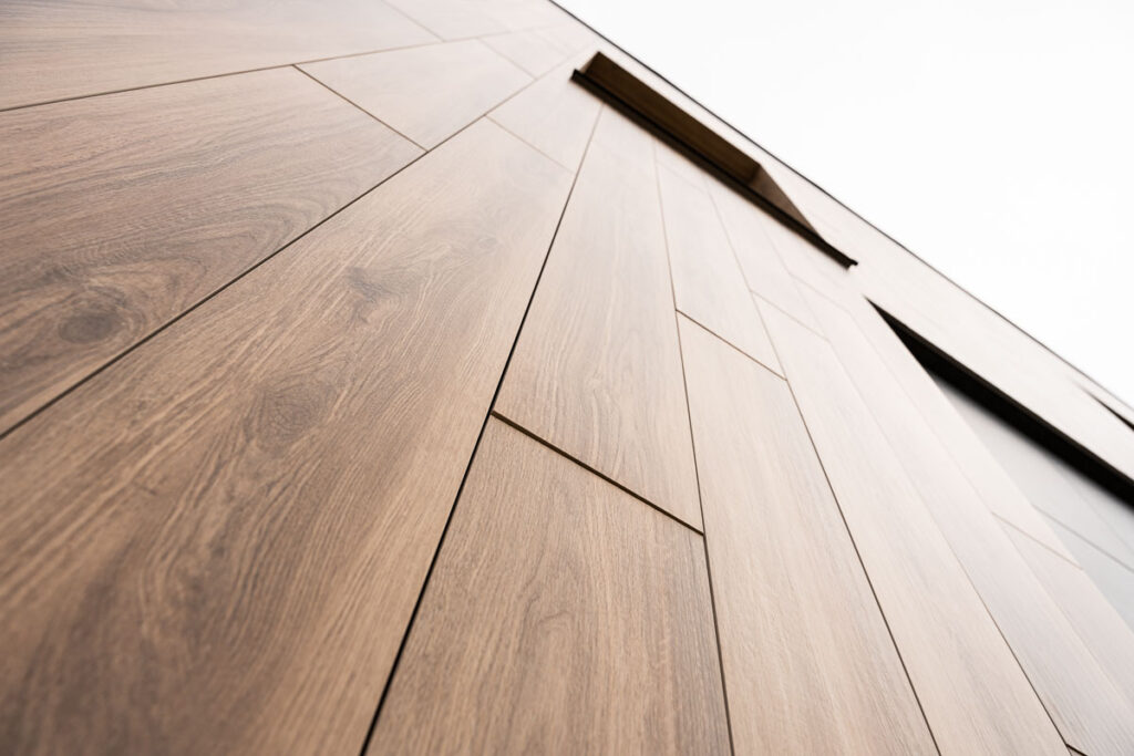 Detal nowoczesnej elewacji z okładziną imitującą drewno - Fotografia Architektury Wrocław