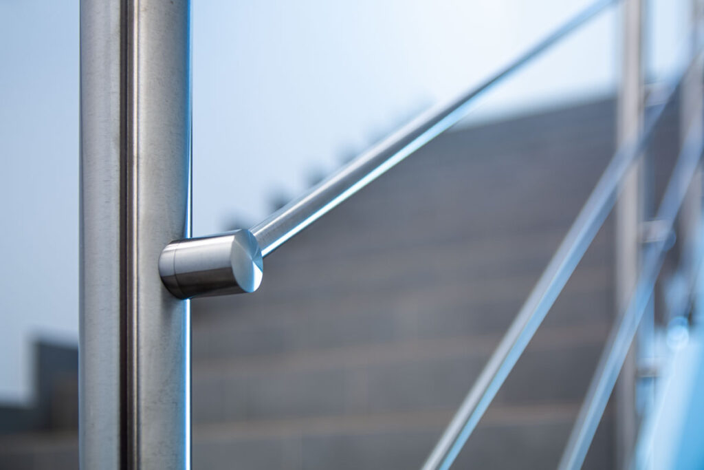 Detal nowoczesnej poręczy schodowej ze stali nierdzewnej - Fotografia Architektury Wrocław