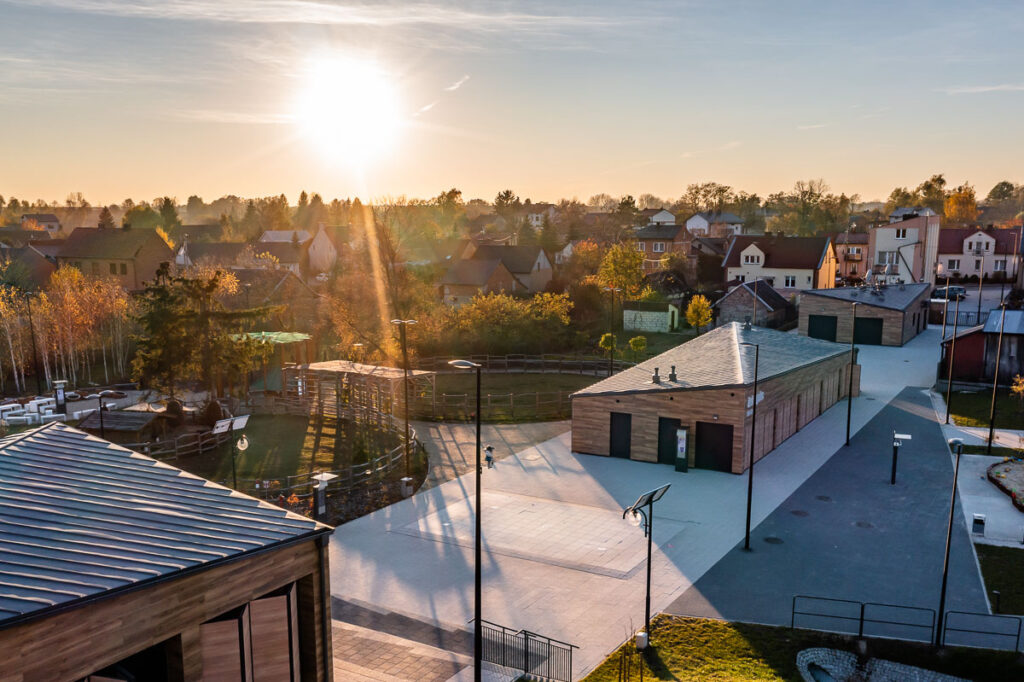 Nowoczesna zabudowa miejska z lotu ptaka o zachodzie słońca - Fotografia Inwestycji i Architektury Wrocław