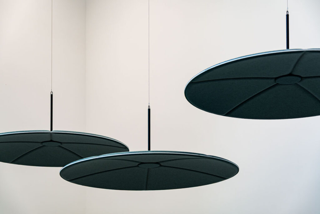 Minimalistyczne nowoczesne lampy sufitowe w przestrzeni biurowej - Fotografia Inwestycji i Architektury Wrocław