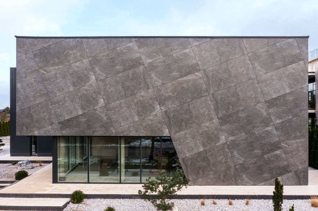 Nowoczesna elewacja biurowca pokryta grafitowymi płytami elewacyjnymi - Fotografia Architektury Wrocław