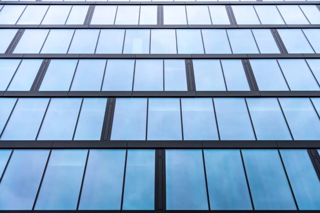 Szklana elewacja nowoczesnego biurowca w Wrocławiu - Fotografia Architektury Wrocław