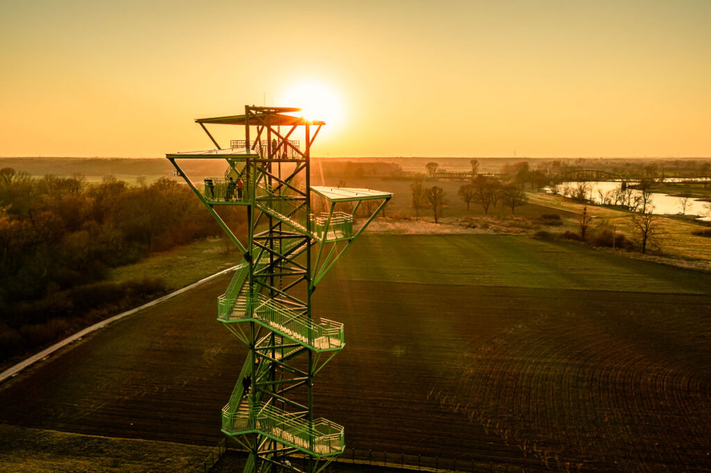Wieża widokowa nad Odrą o zachodzie słońca – zdjęcie z drona w golden hour - Fotografia Architektury Wrocław