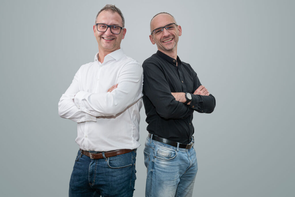 Dwaj uśmiechnięci mężczyźni współwłaściciele firmy - Fotografia Biznesowa Wrocław