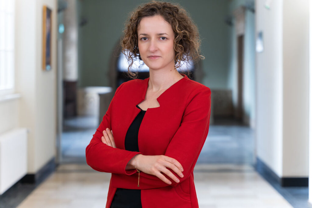 Profesjonalny portret kobiety w czerwonej marynarce - Fotografia Biznesowa Wrocław