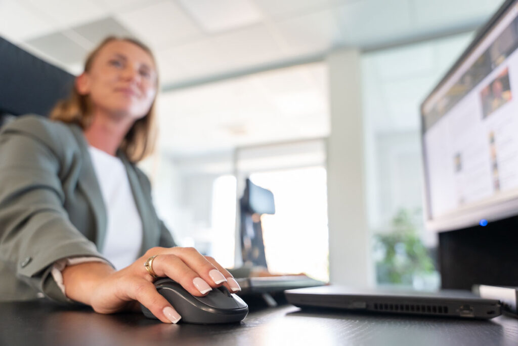 Zbliżenie kobiecej ręki obsługującej myszkę komputerową - Fotografia Biznesowa Wrocław