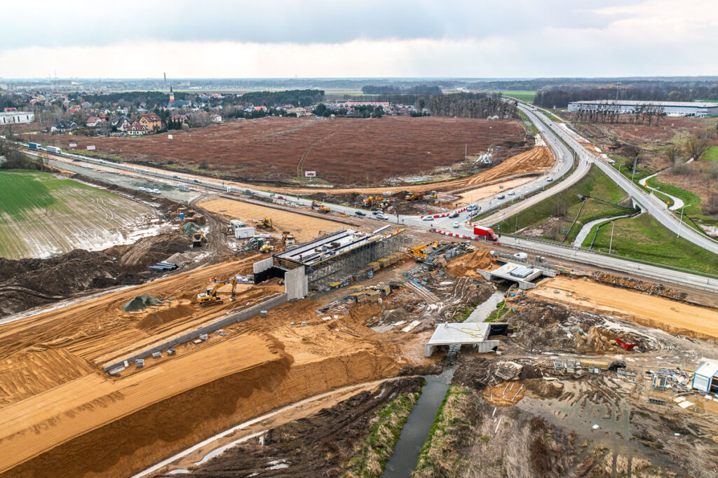 Zdjęcie z drona przedstawiające budowę obwodnicy we Wrocławiu - Fotografia Inwestycji Wrocław