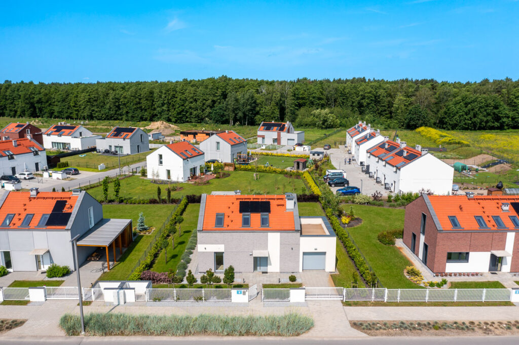Osiedle domków jednorodzinnych sfotografowane z drona - Fotografia Inwestycji Wrocław