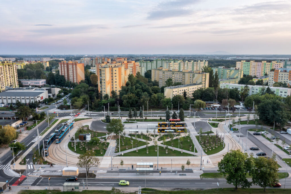 Pętla autobusowo-tramwajowa TAT Nowy Dwór na dużym osiedlu mieszkaniowym - Fotografia Inwestycji Wrocław