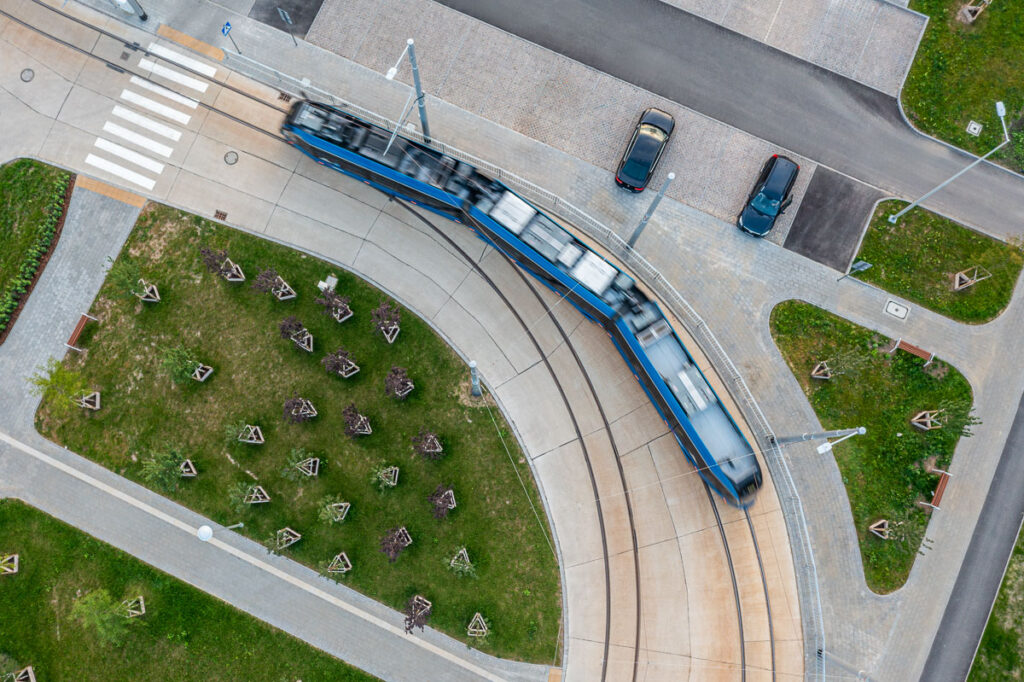 Tramwaj na łuku nowoczesnego torowiska – widok z drona - Fotografia Inwestycji Wrocław