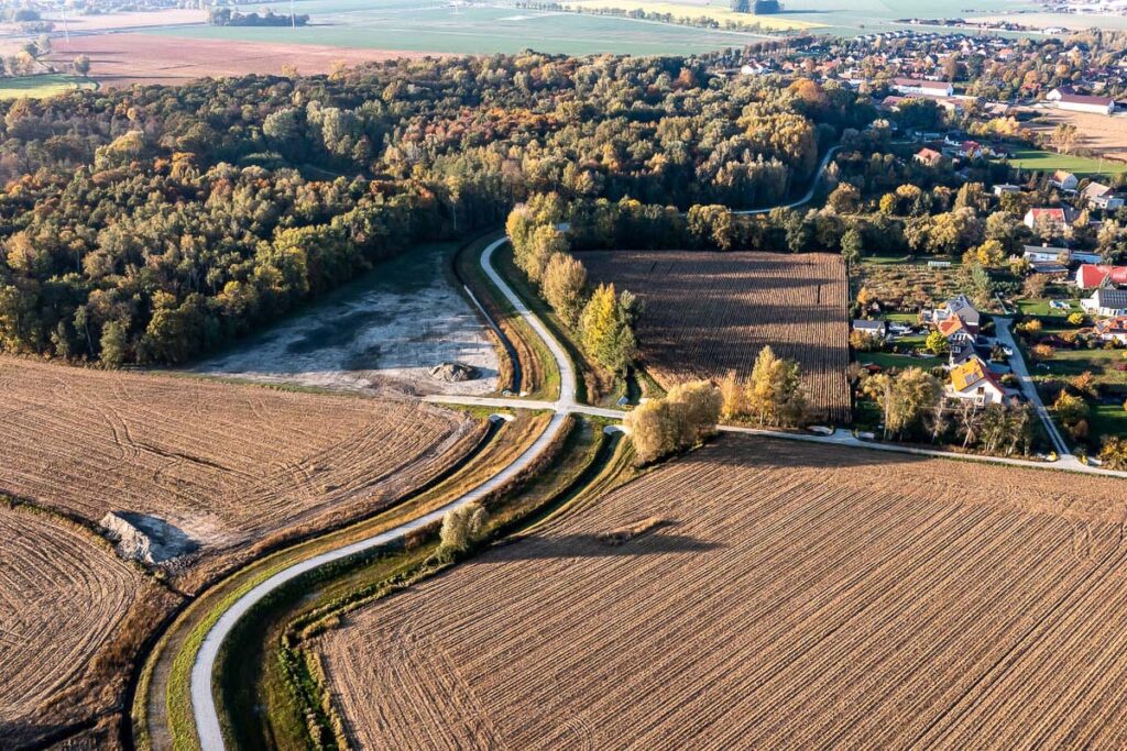 Nowe trasy i wały przeciwpowodziowe wzdłuż rzeki Widawa z lotu ptaka - Fotografia z Drona Wrocław