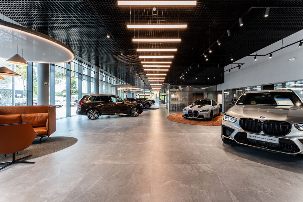 Wnętrze salonu BMW z nowoczesnym oświetleniem i samochodami - Fotografia Architektury Wrocław