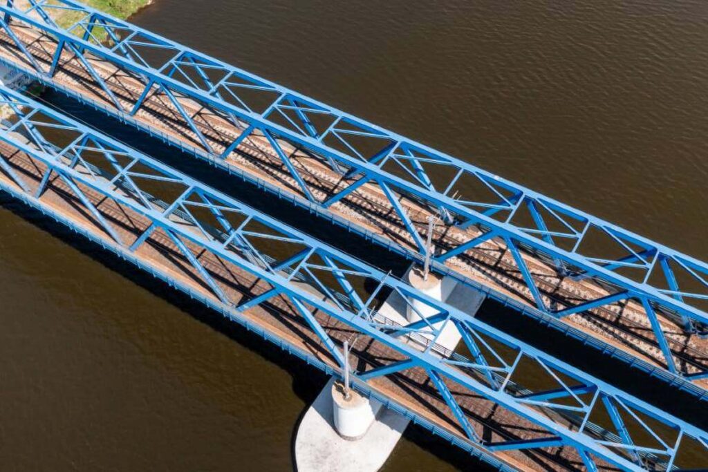 Most kolejowy nad rzeką sfotografowany z góry - Fotografia z Drona Wrocław