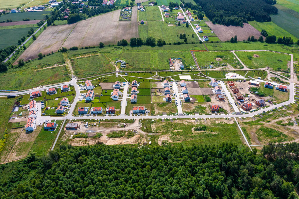 Osiedle domów jednorodzinnych w zielonej okolicy - Fotografia Inwestycji z Drona Wrocław
