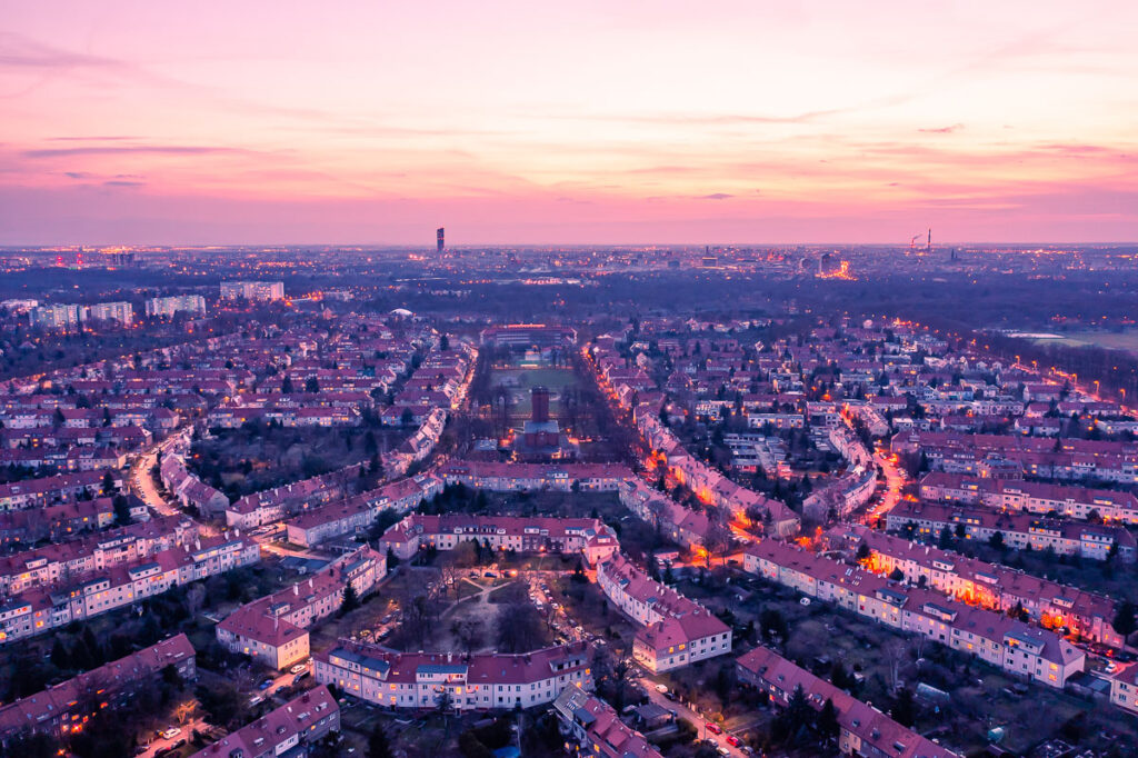 Osiedle Sępolno we Wrocławiu o zmierzchu - Fotografia z Drona Wrocław