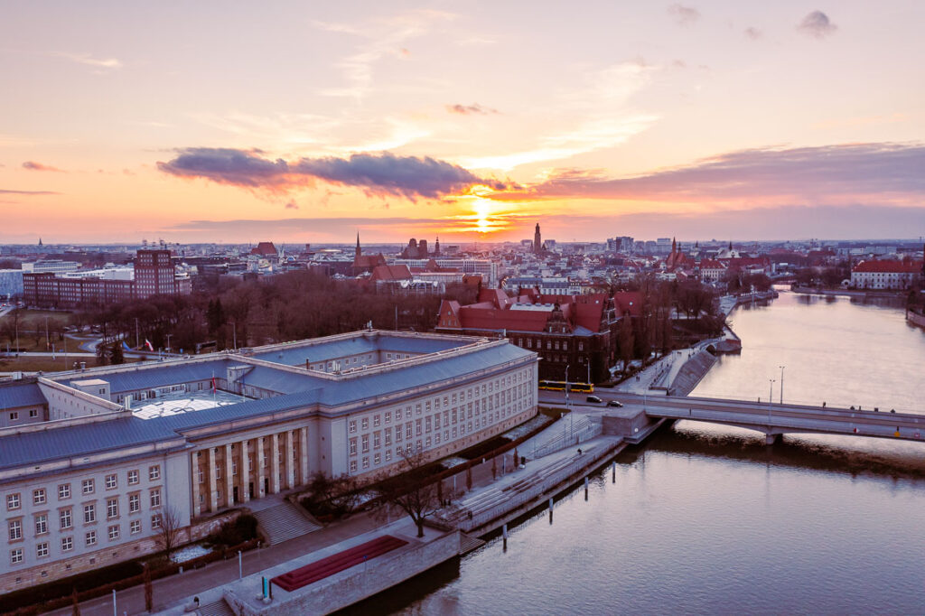 Wrocław o zachodzie słońca – panorama miasta z lotu ptaka - Fotografia z Drona Wrocław