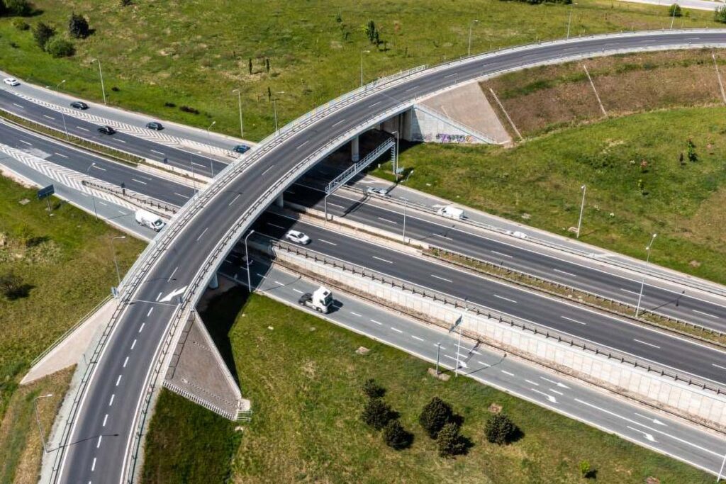 Węzeł autostradowy z lotu ptaka – skrzyżowanie dróg ekspresowych - Fotografia z Drona Wrocław