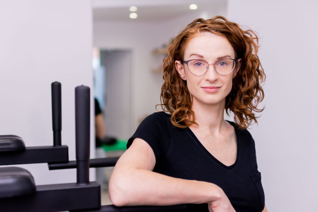 Portret kobiety fizjoterapeuty w swoim gabinecie - Fotografia Biznesowa Wrocław