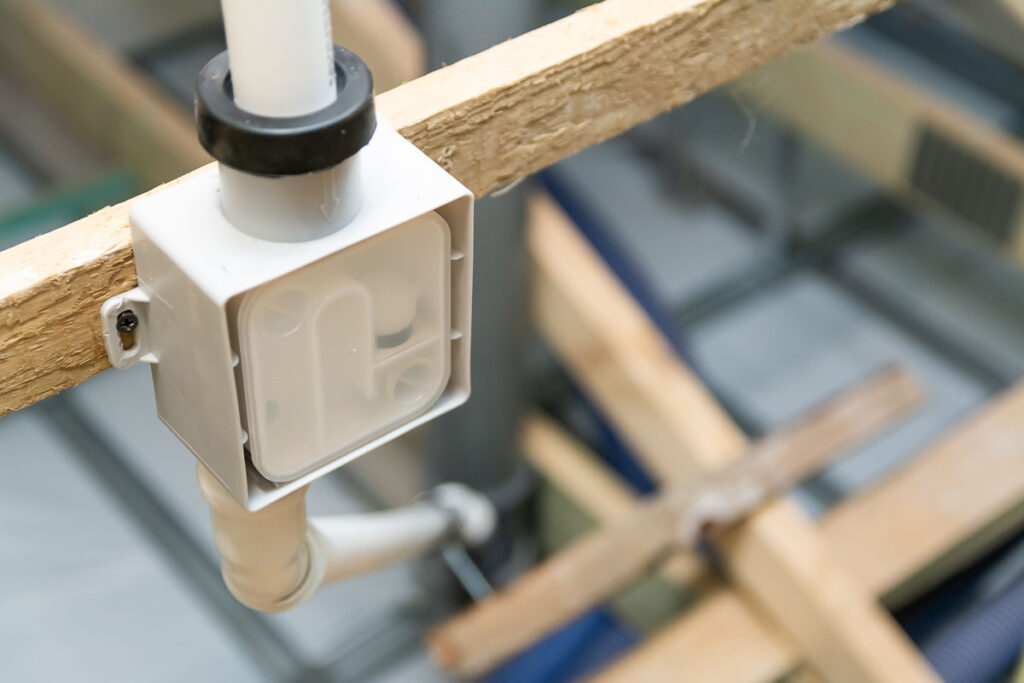 instalacja elektryczna na drewnianej konstrukcji dachu – fotografia przemysłowa Wrocław