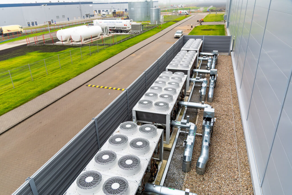 Instalacja HVAC na dachu hali przemysłowej – fotografia przemysłowa Wrocław