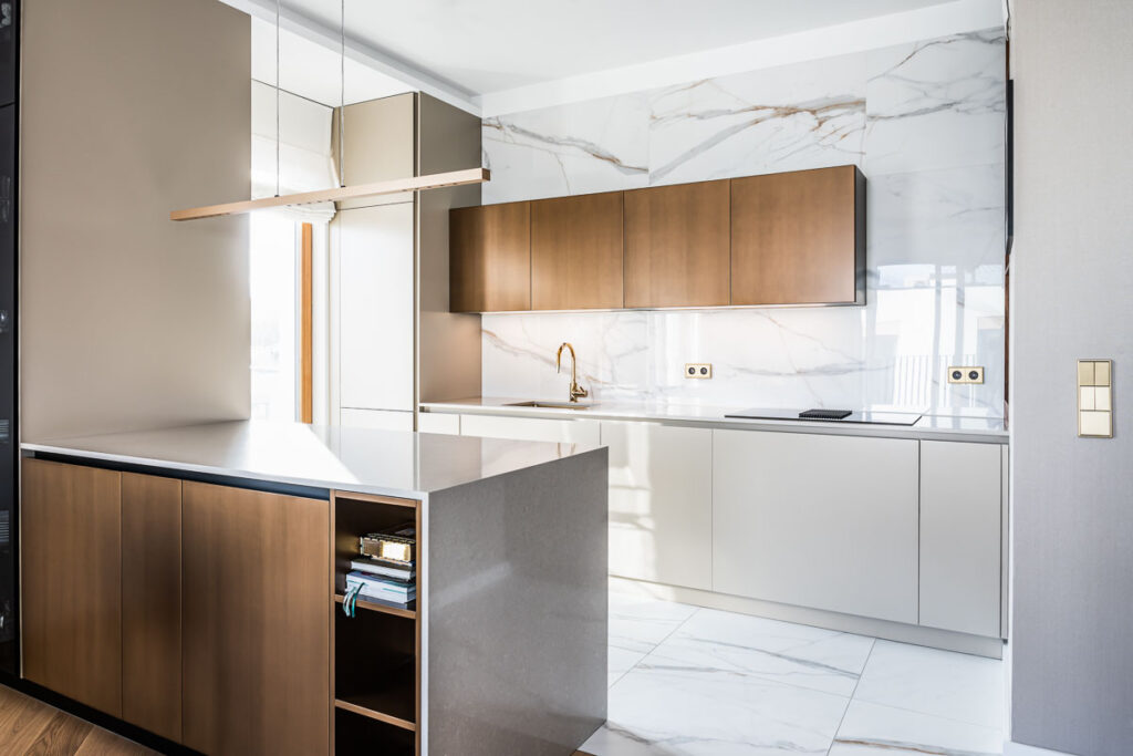 Nowoczesna kuchnia z marmurowymi ścianami i wyspą - Fotografia Wnętrz Wrocław