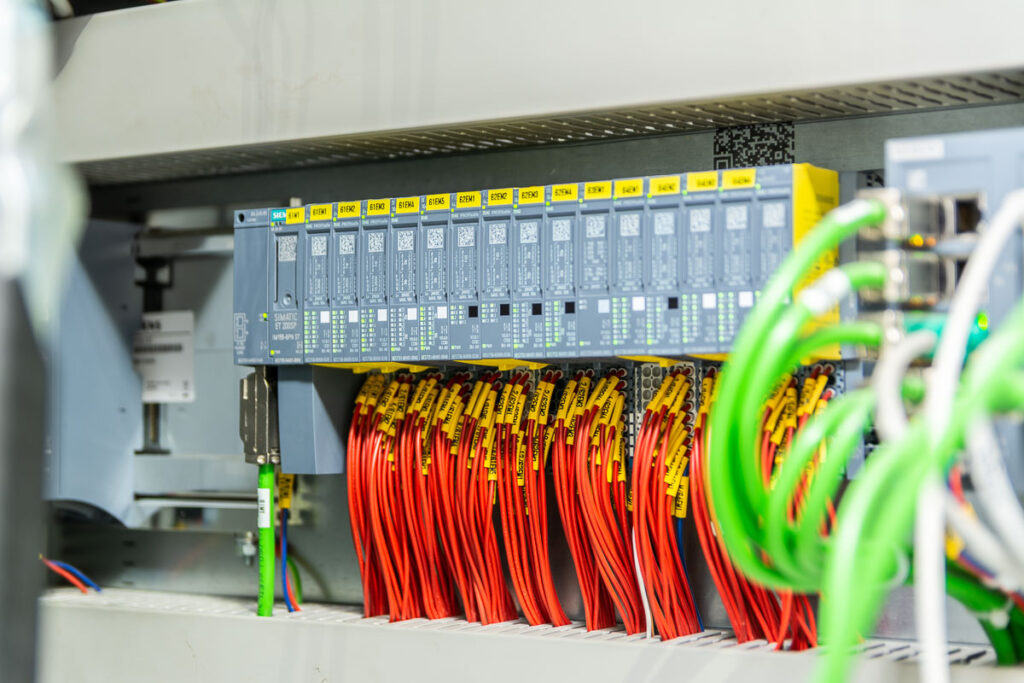 Okablowanie szafy sterowniczej z modułami automatyki przemysłowej – fotografia przemysłowa Wrocław