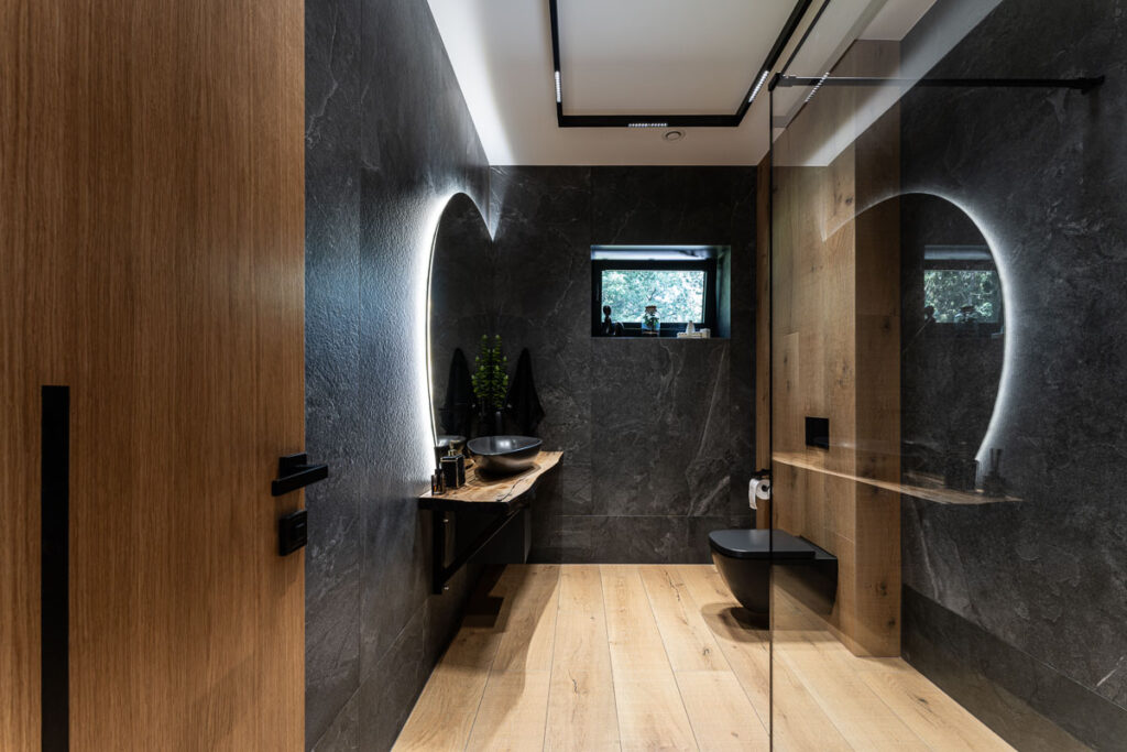 Nowoczesna łazienka z lustrem LED i czarną armaturą - Fotografia Wnętrz Wrocław