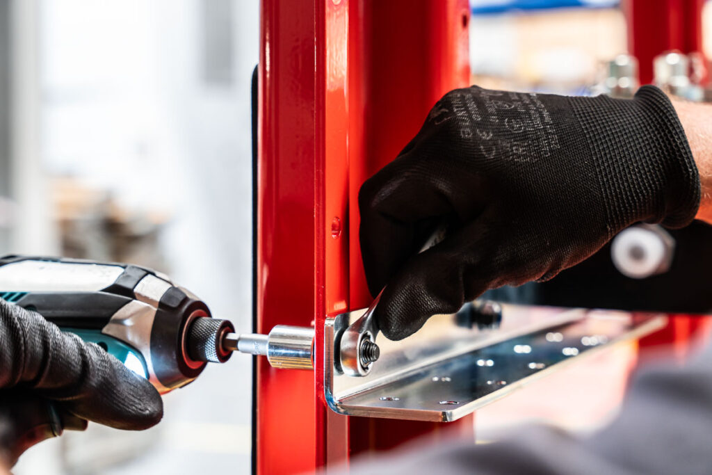 Montaż stalowych elementów konstrukcyjnych z użyciem elektronarzędzi – fotografia przemysłowa Wrocław