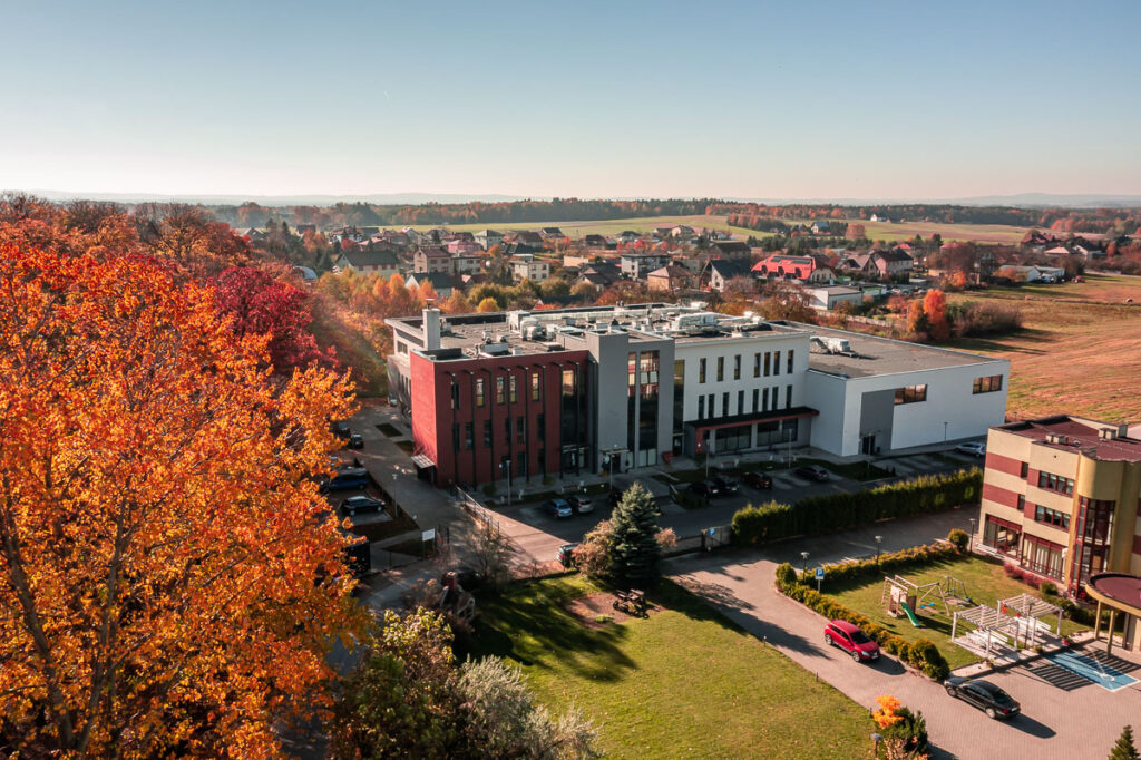 Nowoczesny budynek szkoły i jesienna panorama okolic - Fotografia z Drona Wrocław