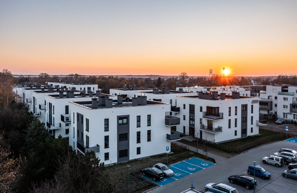 Osiedle bloków mieszkalnych o zachodzie słońca - Fotografia Inwestycji Wrocław