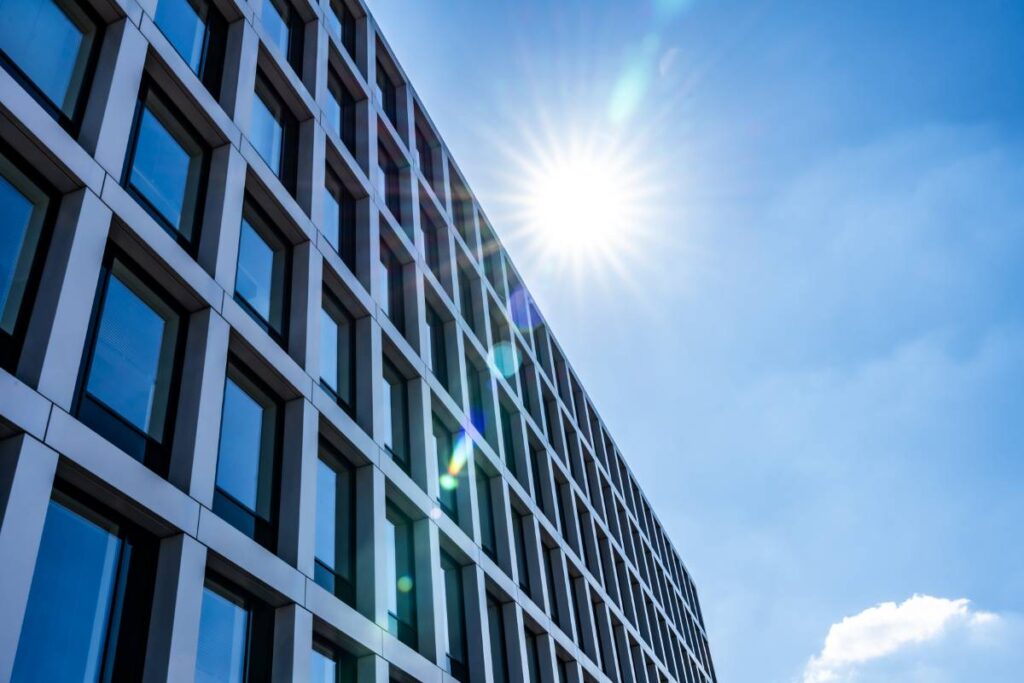 Elewacja biurowca z efektem słońca - Fotografia Architektury Wrocław