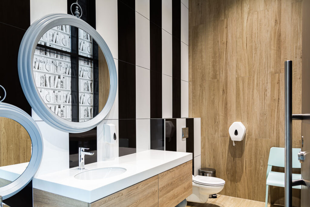 Stylowa łazienka z czarno-białymi kaflami i drewnianą ścianą – Fotografia Wnętrz Wrocław