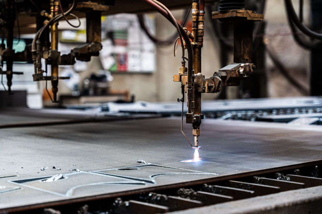 Precyzyjne cięcie blachy stalowej za pomocą maszyny CNC z palnikiem gazowym – fotografia przemysłowa Wrocław