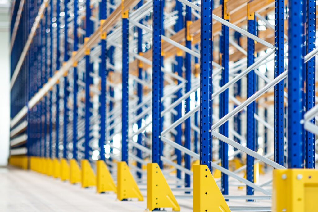 nowoczesne regały paletowe w hali magazynowej — fotografia przemysłowa Wrocław
