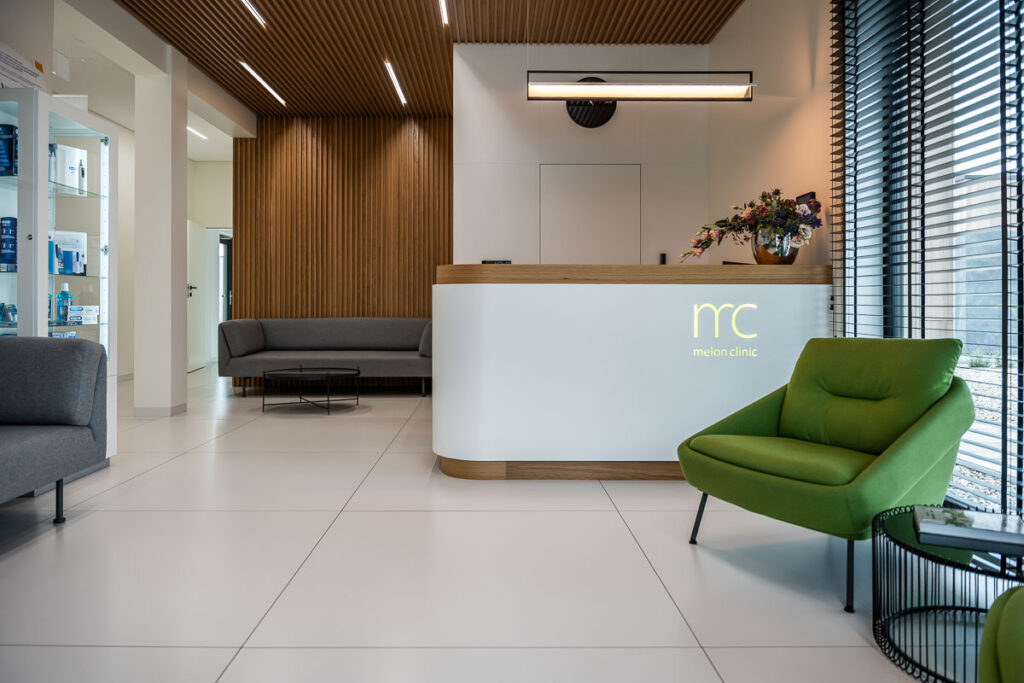 Recepcja w nowoczesnej klinice z drewnianymi panelami – Fotografia Wnętrz Wrocław