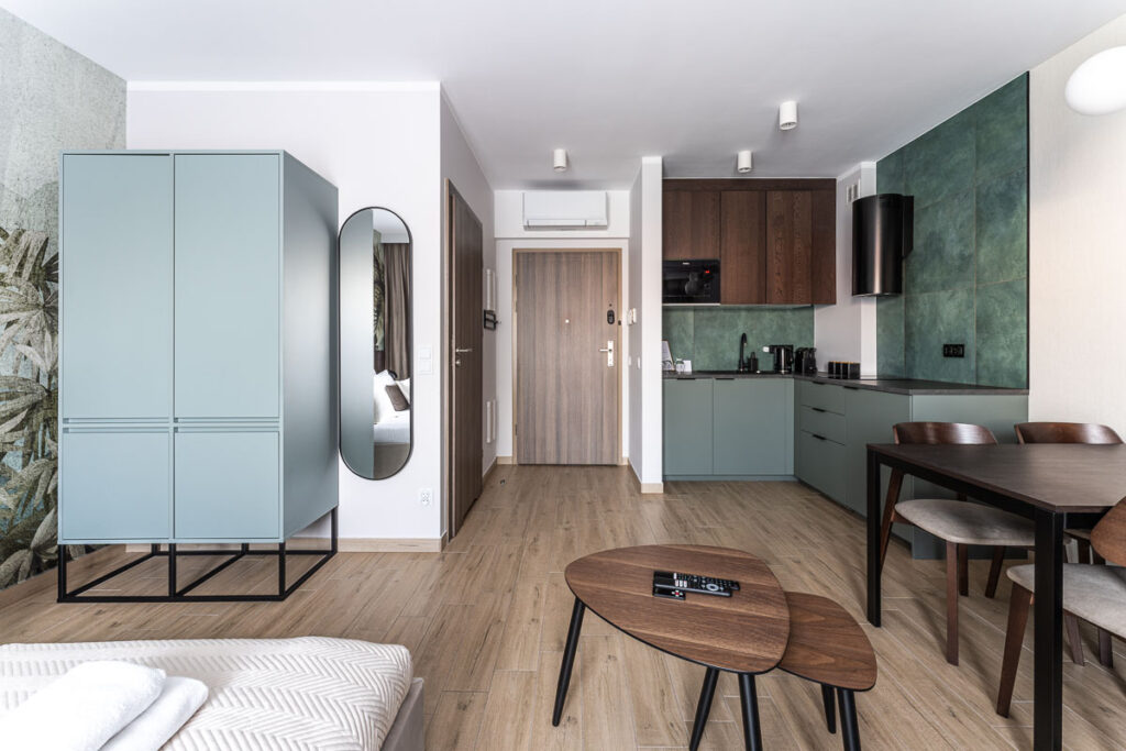 Wnętrze apartamentu z turkusowymi frontami kuchennymi – Fotografia Wnętrz Wrocław