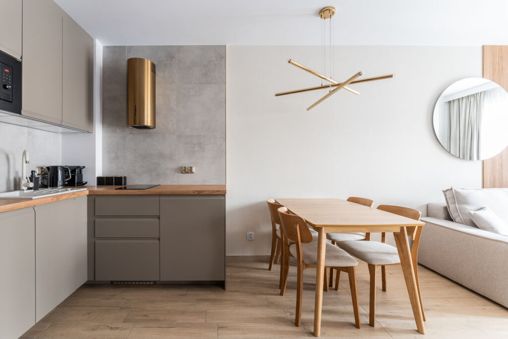 Jasne wnętrze apartamentu z beżową sofą i złotymi detalami – Fotografia Wnętrz Wrocław