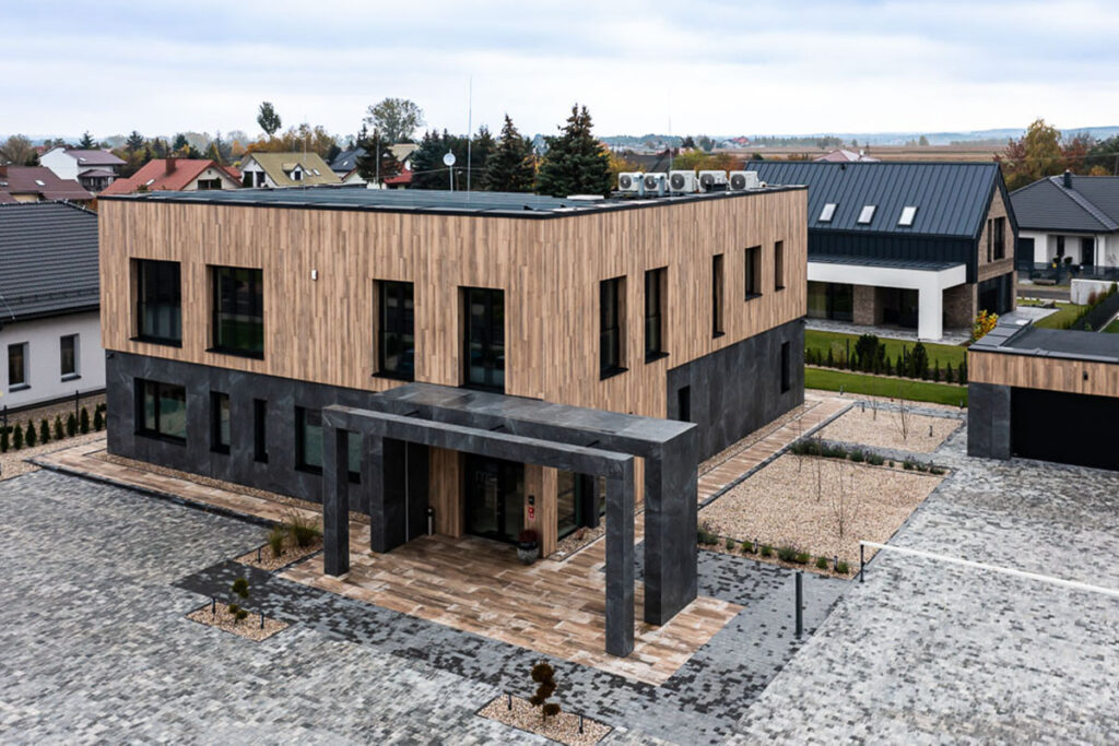 Nowoczesny budynek biurowy z płaskim dachem i industrialnym otoczeniem - Fotografia z Drona Wrocław