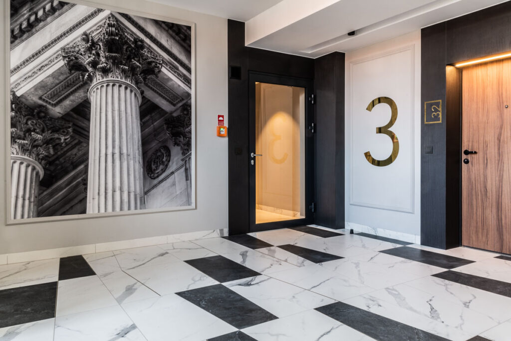 Nowoczesny hol budynku mieszkalnego z marmurową posadzką i zdjęciem kolumn - Fotografia Architektury Wrocław
