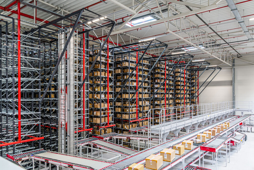 nowoczesny magazyn automatyczny z systemem przenośników — fotografia przemysłowa Wrocław