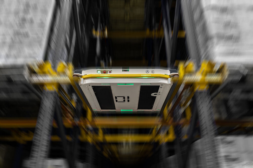 Nowoczesny wózek shuttle do automatycznej obsługi regałów – fotografia przemysłowa Wrocław