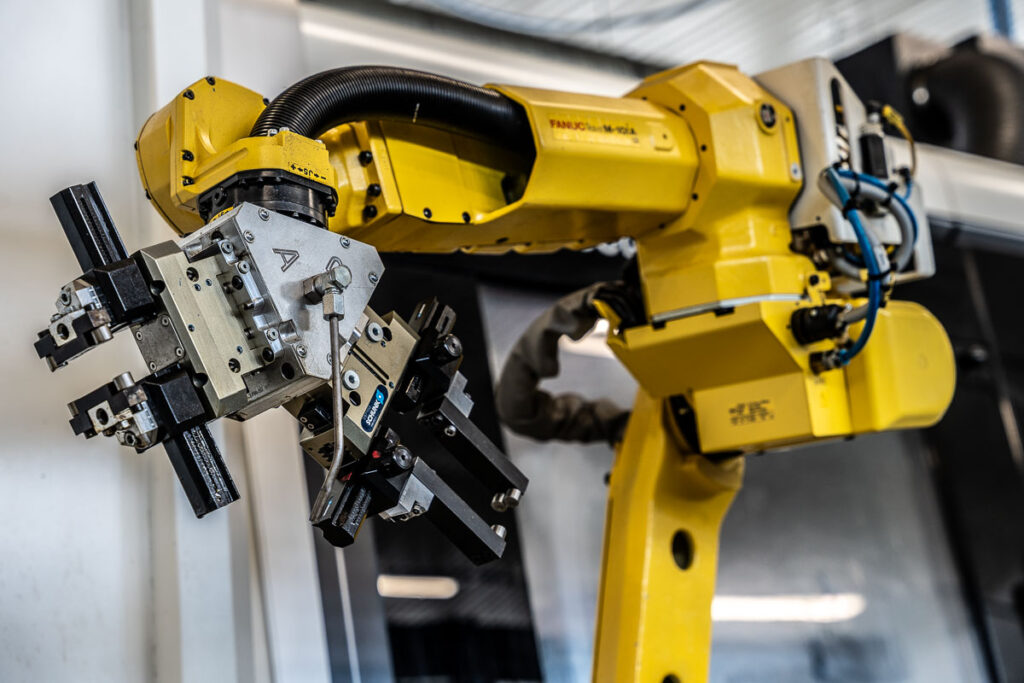 nowoczesny żółty robot przemysłowy w zakładzie produkcyjnym – fotografia przemysłowa Wrocław